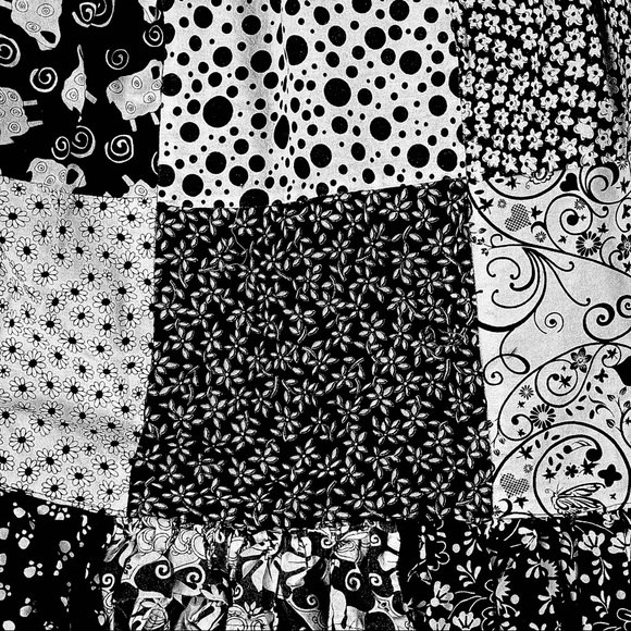 Black & white patchwork skirt, waist-20, elastic waist, ruffles on bottom EUC - Picture 7 of 10